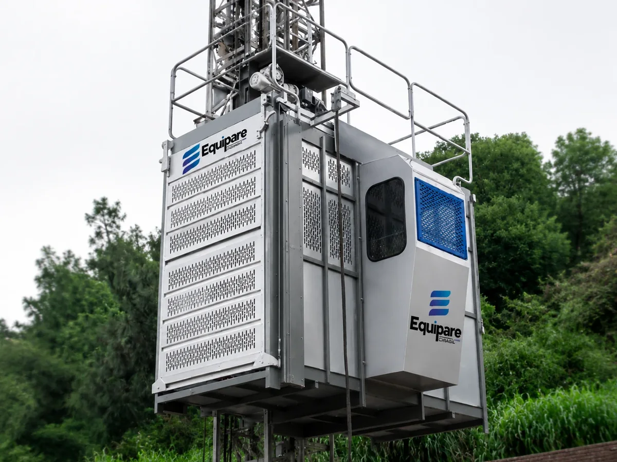 Elevador cremalheira Equipare montado na torre, com cabine, guarda-corpo e a marca aplicada
